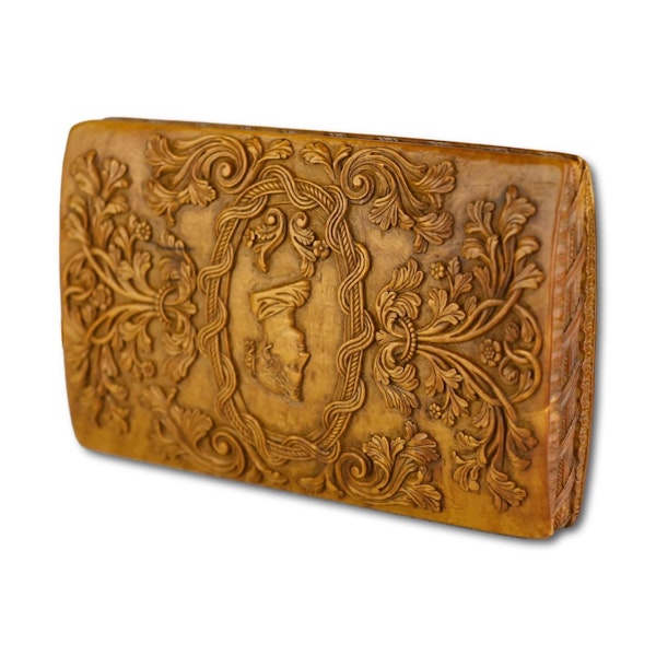 Boxwood snuff box carved in relief with foliage.  Italian, early 19th century. - image 9