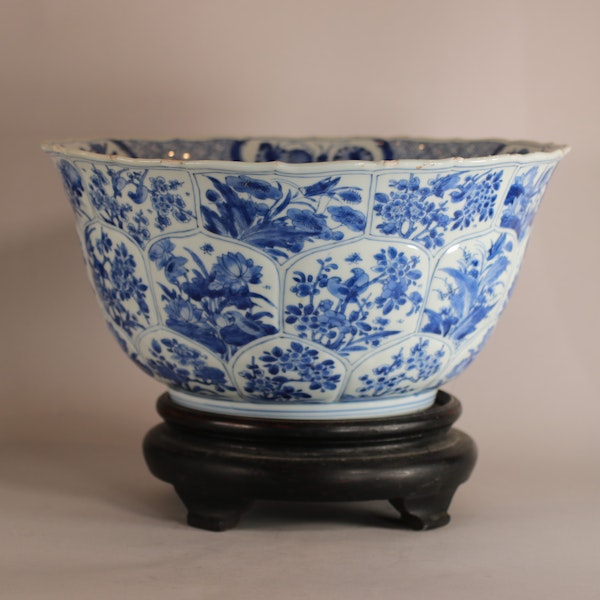 Chinese blue and white moulded bowl, Kangxi (1662-1722) - image 4