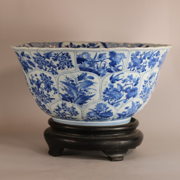 Chinese blue and white moulded bowl, Kangxi (1662-1722) - image 5
