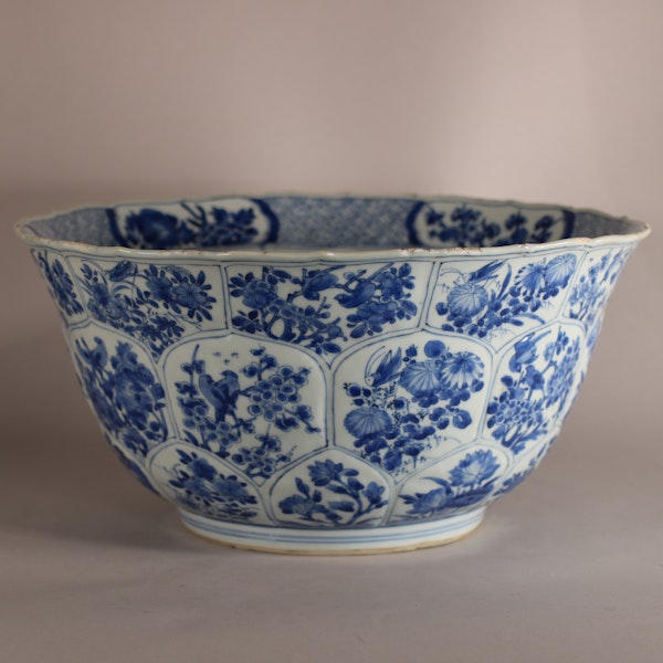 Chinese blue and white moulded bowl, Kangxi (1662-1722) - image 8