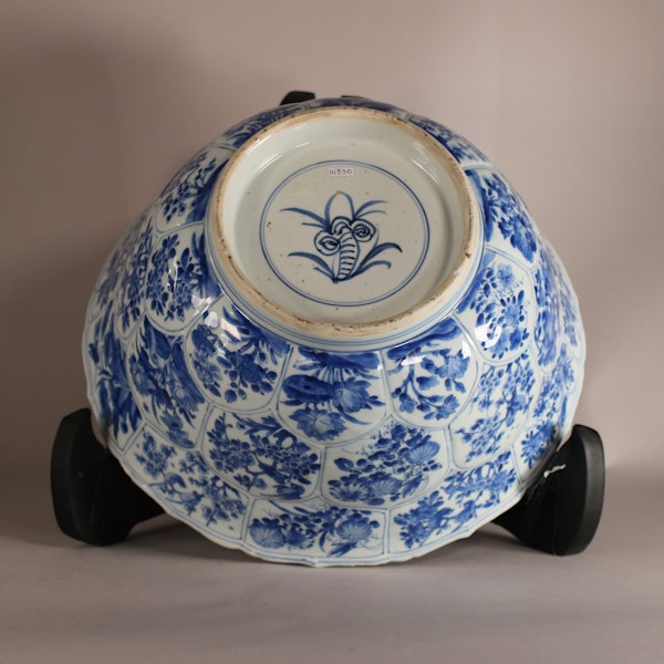 Chinese blue and white moulded bowl, Kangxi (1662-1722) - image 2