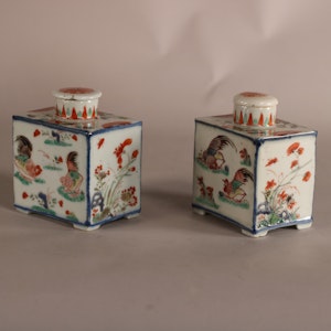 Pair of Chinese famille verte caddies with covers, Kangxi (1662-1722)