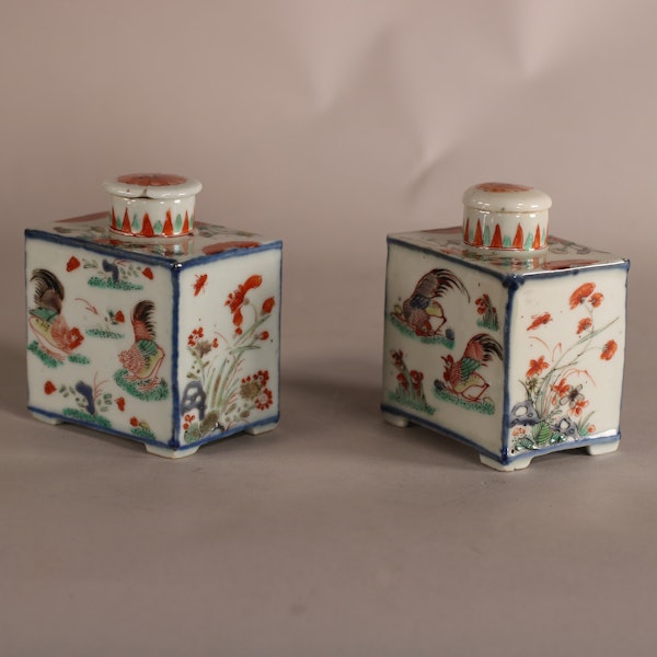 Pair of Chinese famille verte caddies with covers, Kangxi (1662-1722) - image 1