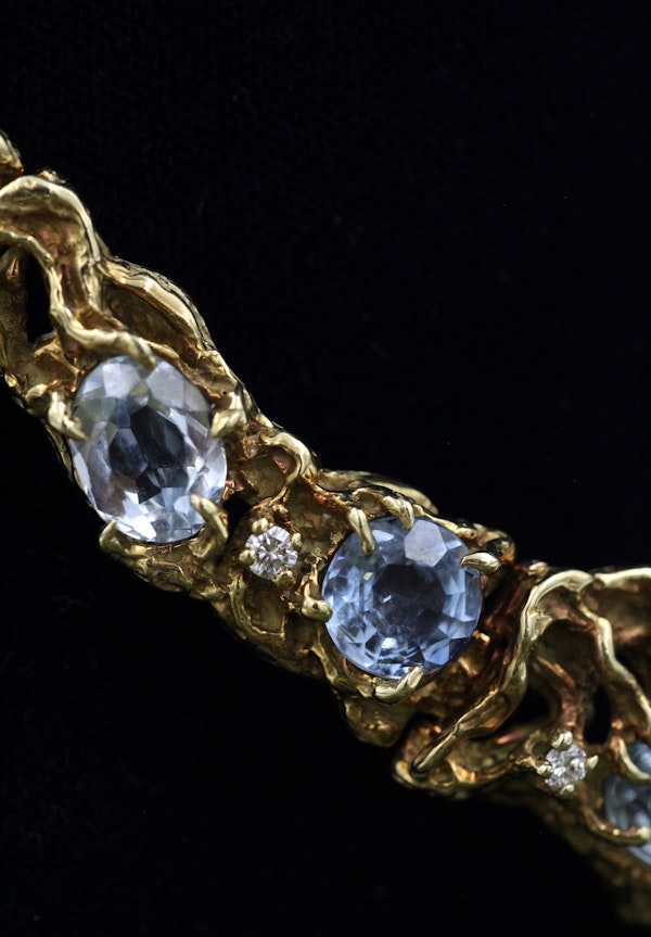A Stunning 18 Carat Yellow Gold Aquamarine and Diamond Necklace, centrally set with an exceptional  Natural, Untreated Octagonal  Aquamarine of 27.11 Carats. Circa 1970. - image 3