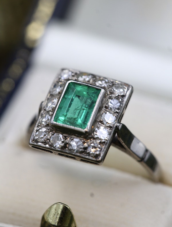 A very fine Platinum (tested) Cluster Ring set with a Modified Step Cut Emerald surrounded by gallery of fourteen Single Cut Diamonds. Circa 1930 - image 2