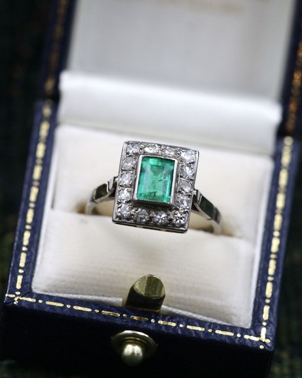 A very fine Platinum (tested) Cluster Ring set with a Modified Step Cut Emerald surrounded by gallery of fourteen Single Cut Diamonds. Circa 1930 - image 3