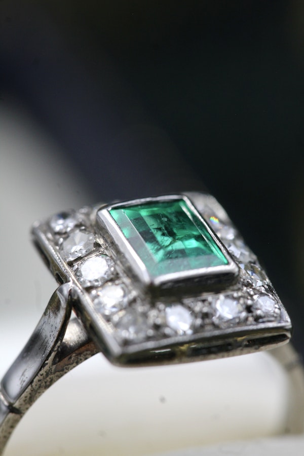A very fine Platinum (tested) Cluster Ring set with a Modified Step Cut Emerald surrounded by gallery of fourteen Single Cut Diamonds. Circa 1930 - image 4
