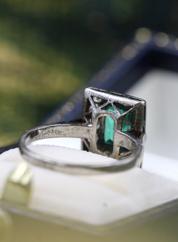 A very fine Platinum (tested) Cluster Ring set with a Modified Step Cut Emerald surrounded by gallery of fourteen Single Cut Diamonds. Circa 1930 - image 5