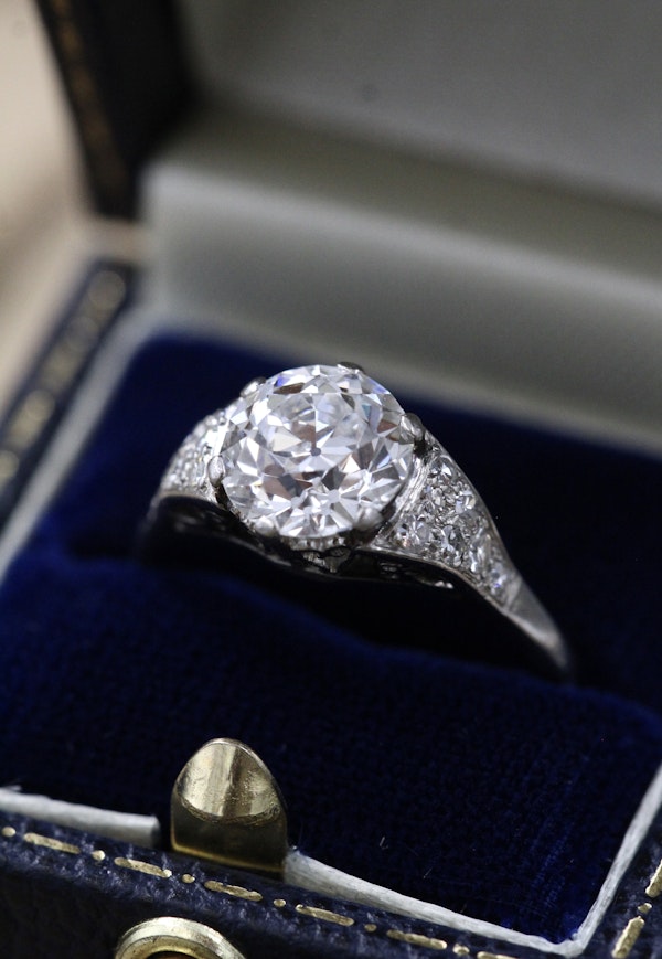 A very fine Platinum & Diamond Solitaire Ring, set with an Old European Cut Diamond, of 2.18 Carats, G Colour and SI1 Clarity. Offset by graduated Diamond Shoulders. Circa 1925 - image 1