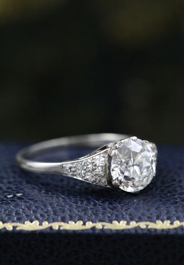 A very fine Platinum & Diamond Solitaire Ring, set with an Old European Cut Diamond, of 2.18 Carats, G Colour and SI1 Clarity. Offset by graduated Diamond Shoulders. Circa 1925 - image 2