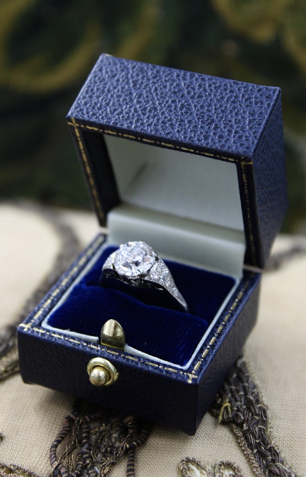 A very fine Platinum & Diamond Solitaire Ring, set with an Old European Cut Diamond, of 2.18 Carats, G Colour and SI1 Clarity. Offset by graduated Diamond Shoulders. Circa 1925 - image 3