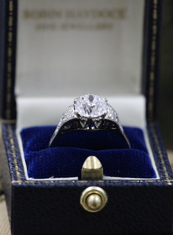 A very fine Platinum & Diamond Solitaire Ring, set with an Old European Cut Diamond, of 2.18 Carats, G Colour and SI1 Clarity. Offset by graduated Diamond Shoulders. Circa 1925 - image 5