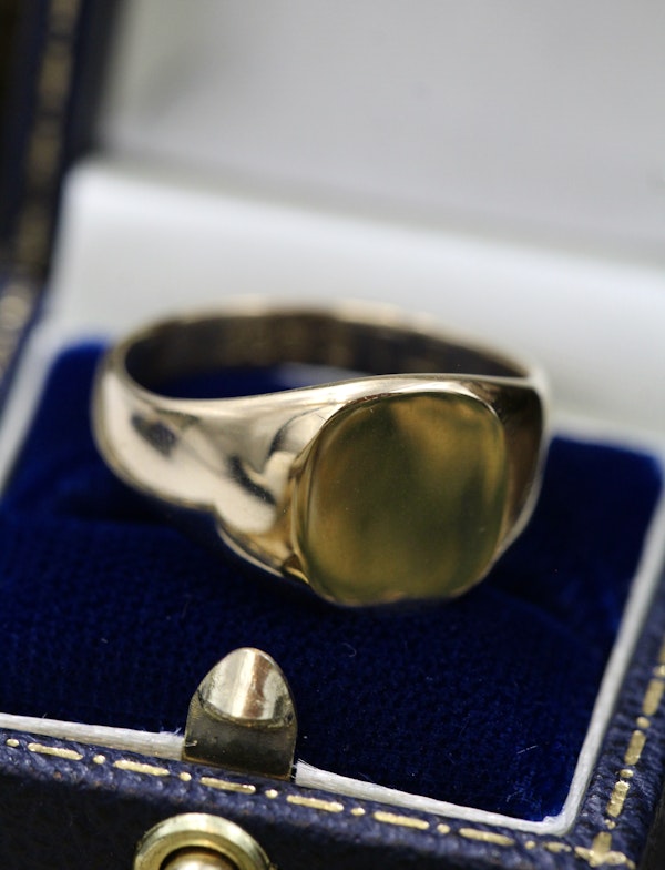 A very fine 18 Carat Yellow Gold Signet Ring with a blank facing (ready for engraving), Hallmarked Birmingham 1961. - image 3