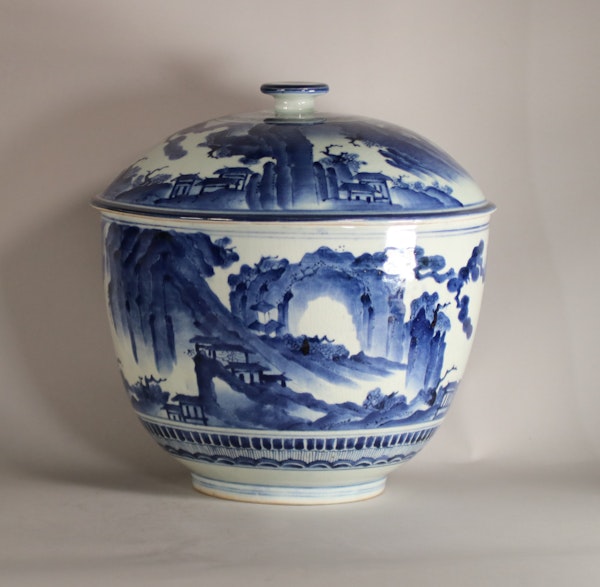 Rare Japanese Arita blue and white tureen and cover, Edo period, circa 1680 - image 2