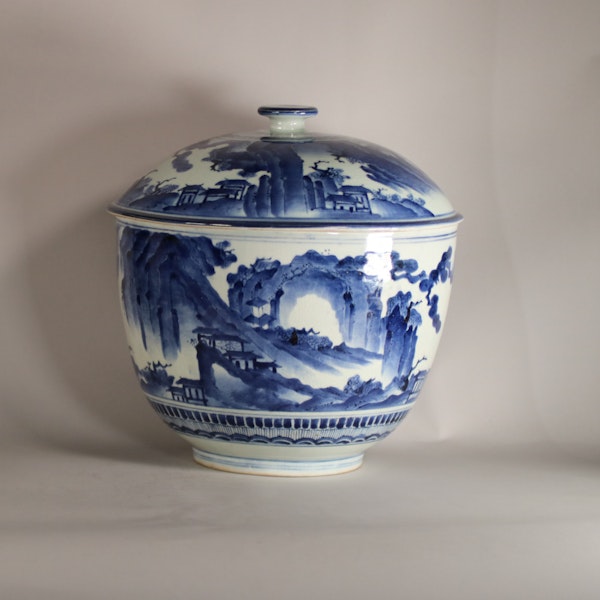 Rare Japanese Arita blue and white tureen and cover, Edo period, circa 1680 - image 1