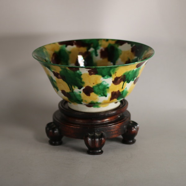 Brinjal bowl with wooden stand, Kangxi (1662-1722) - image 1