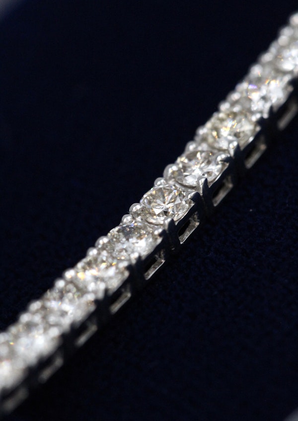 A very fine Diamond Line Bracelet in 18 Ct. White Gold, with a Double Safety Catch. Pre Owned. - image 2