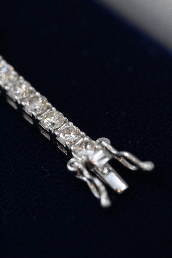 A very fine Diamond Line Bracelet in 18 Ct. White Gold, with a Double Safety Catch. Pre Owned. - image 3