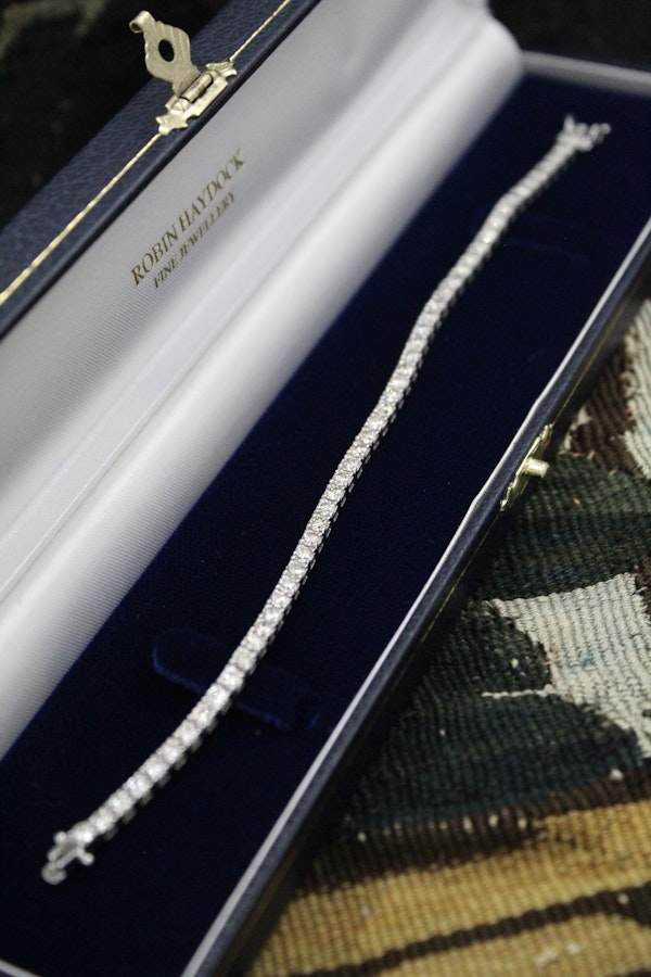 A very fine Diamond Line Bracelet in 18 Ct. White Gold, with a Double Safety Catch. Pre Owned. - image 4