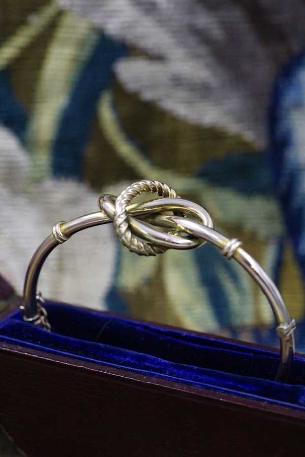 A very fine 9ct (tested) Yellow Gold Knot Bangle. Circa 1890 - image 1