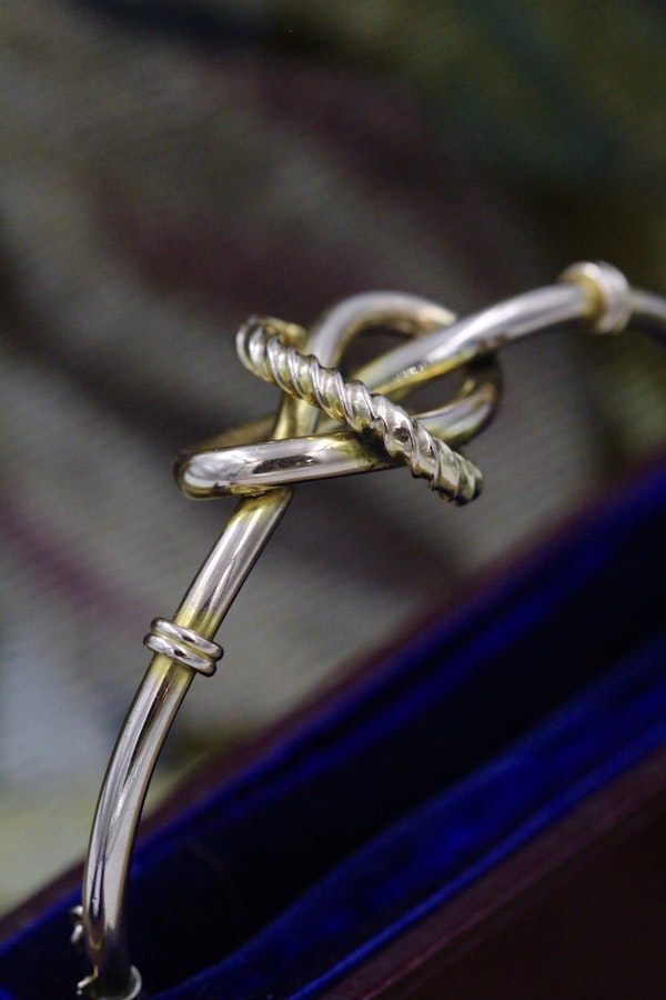A very fine 9ct (tested) Yellow Gold Knot Bangle. Circa 1890 - image 2