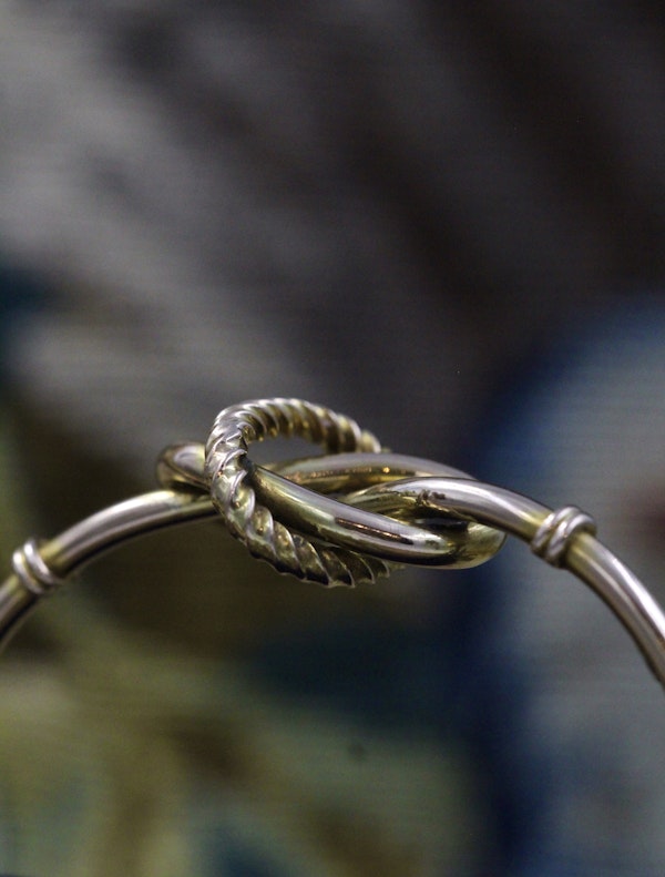 A very fine 9ct (tested) Yellow Gold Knot Bangle. Circa 1890 - image 3