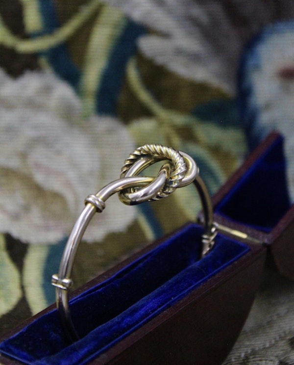 A very fine 9ct (tested) Yellow Gold Knot Bangle. Circa 1890 - image 4