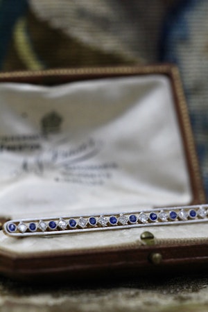 Downstairs at Grays: A very fine Diamond and Sapphire, Bar Brooch, in 18 Carat Yellow Gold (Tested) and Platinum, Circa 1920.