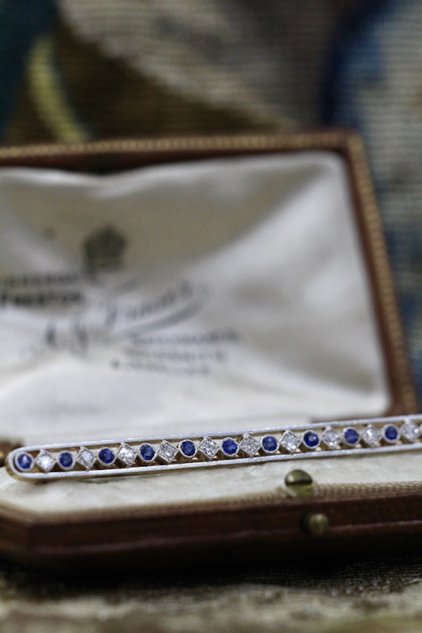 A very fine Diamond and Sapphire, Bar Brooch, in 18 Carat Yellow Gold (Tested) and Platinum, Circa 1920. - image 1