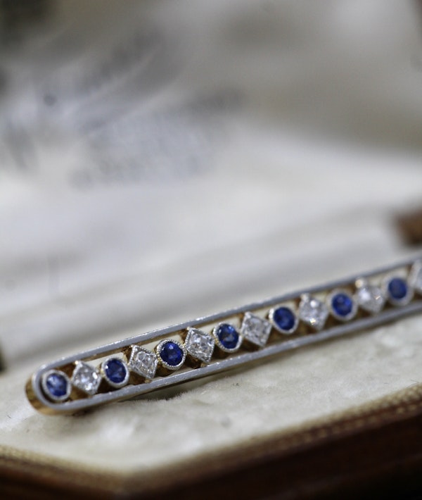 A very fine Diamond and Sapphire, Bar Brooch, in 18 Carat Yellow Gold (Tested) and Platinum, Circa 1920. - image 2