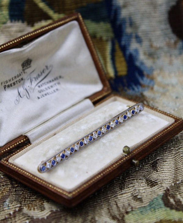 A very fine Diamond and Sapphire, Bar Brooch, in 18 Carat Yellow Gold (Tested) and Platinum, Circa 1920. - image 3
