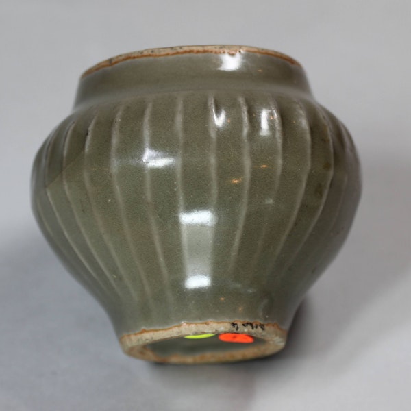 Small ribbed celadon jar, Yuan Dynasty (1280-1368) - image 2