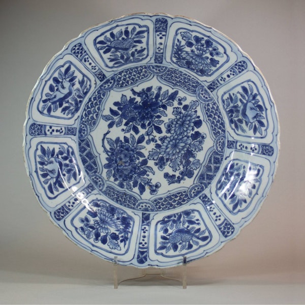 Chinese blue and white kraak dish with lobed rim, Transitional Period (1620-1683), c.1630 - image 1