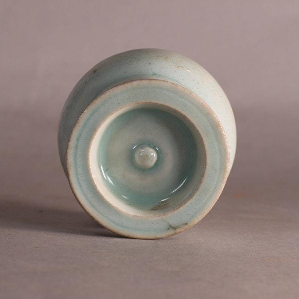 Small Chinese Qingbai jar and cover, Northern Song, 12th century - image 3
