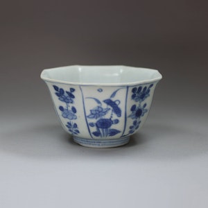 Small Chinese blue and white 'Hatcher Cargo' octagonal bowl, Transitional period (1627-1662)