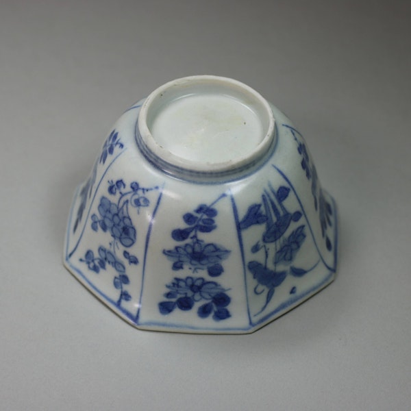 Small Chinese blue and white 'Hatcher Cargo' octagonal bowl, Transitional period (1627-1662) - image 2
