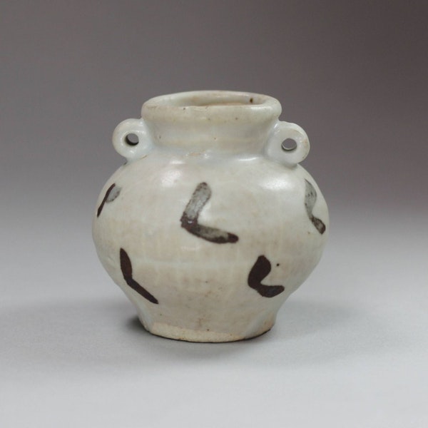 Small Chinese white glazed jar (guan), 14/15th century - image 1