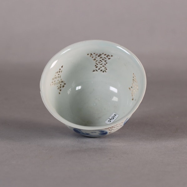 Chinese small blue and white reticulated bowl from the Hatcher collection, Chongzhen (1627-1644) c.1643 - image 2