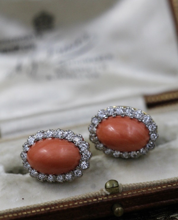 A very fine pair of Coral and Diamond Earrings in 18 Carat Yellow Gold (tested.) - image 1