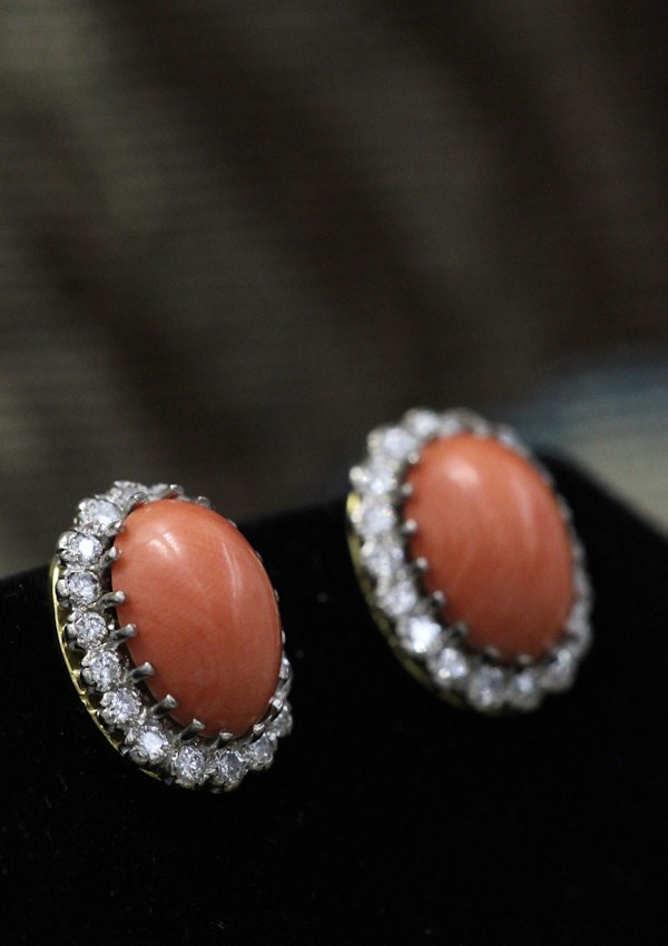 A very fine pair of Coral and Diamond Earrings in 18 Carat Yellow Gold (tested.) - image 2