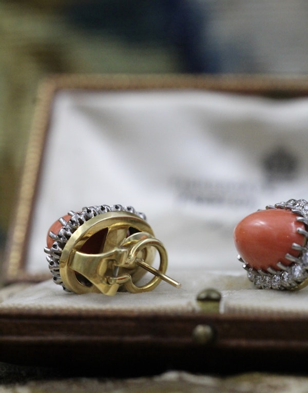 A very fine pair of Coral and Diamond Earrings in 18 Carat Yellow Gold (tested.) - image 4