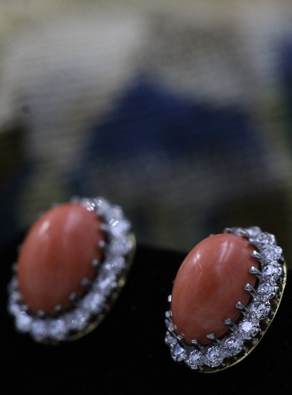 A very fine pair of Coral and Diamond Earrings in 18 Carat Yellow Gold (tested.) - image 5