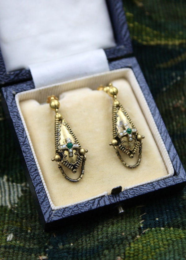 A fine pair of 15 ct. Yellow Gold (tested), Torpedo style Emerald & Seed Pearl Earrings.  Circa 1860 - image 4