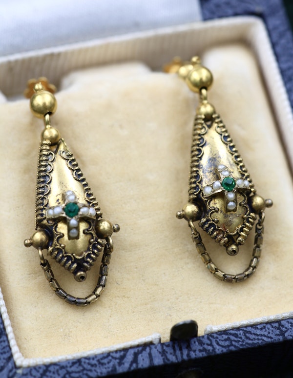 A fine pair of 15 ct. Yellow Gold (tested), Torpedo style Emerald & Seed Pearl Earrings.  Circa 1860 - image 2