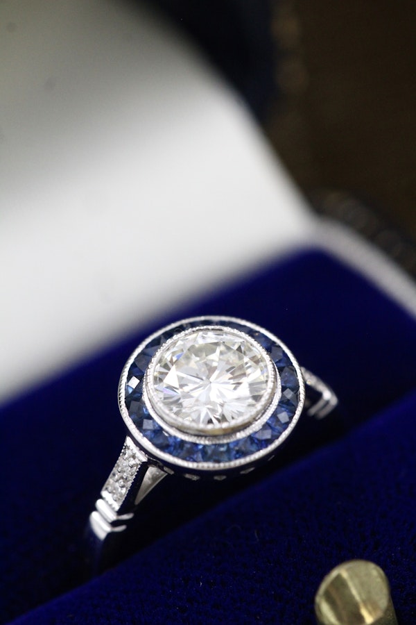 A fine 1.30 Carat Diamond and Sapphire Target Ring in 18 carat White Gold, with Diamond s et shoulders. Pre-owned - image 1