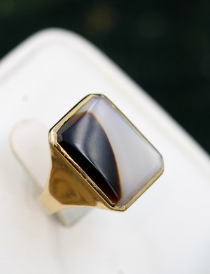 Downstairs at Grays: A very fine 14 carat Yelow Gold (tested) Hardstone Ring. Circa 1950.