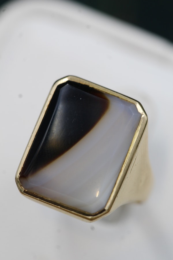 A very fine 14 carat Yelow Gold (tested) Hardstone Ring. Circa 1950. - image 2