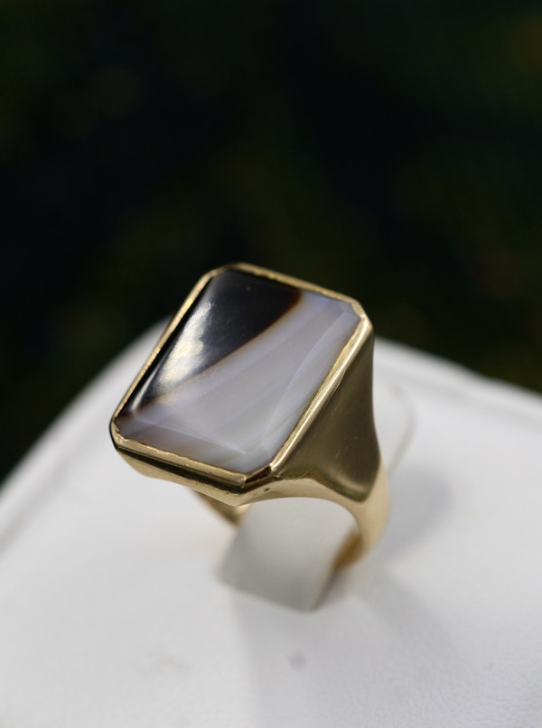 A very fine 14 carat Yelow Gold (tested) Hardstone Ring. Circa 1950. - image 4
