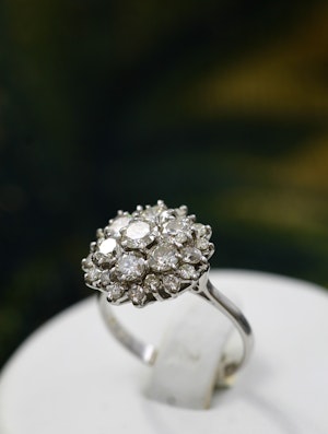 A very fine 18 carat White Gold Diamond Cluster Ring
