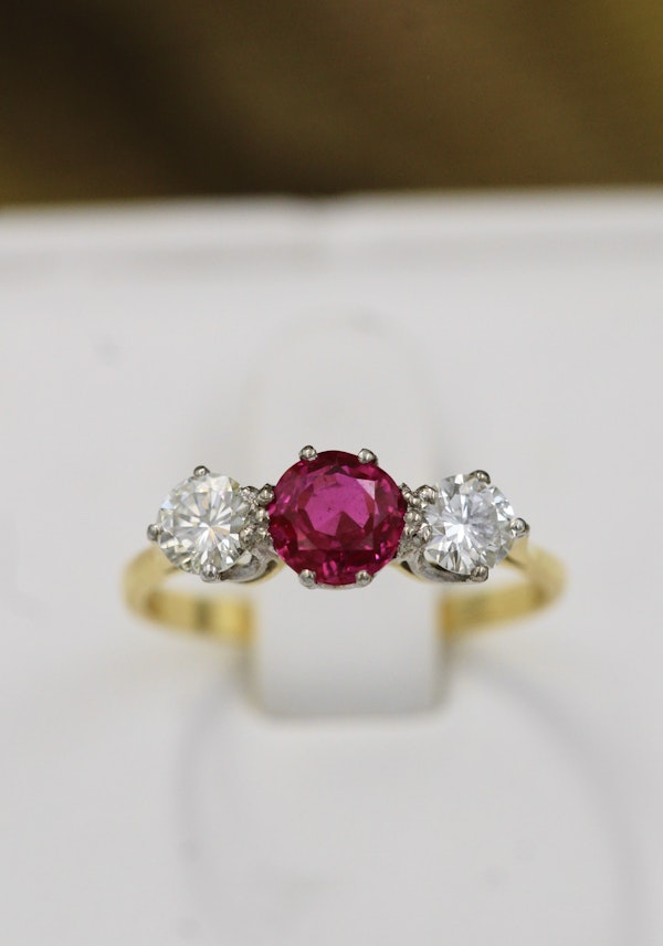 A very fine Ruby and Diamond Three Stone Ring in 18 carat Yellow Gold. - image 2